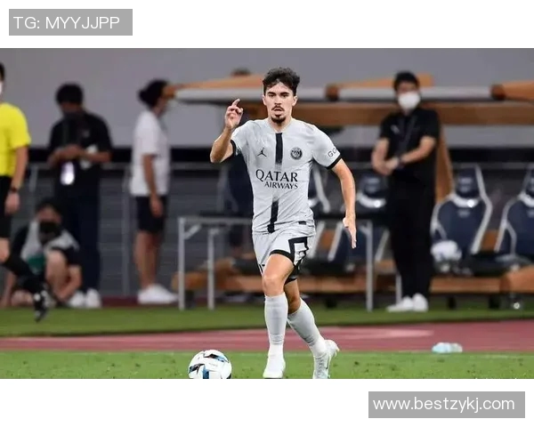 足球场上的王者风范：男足球明星荣耀瞬间展现其独特魅力与实力